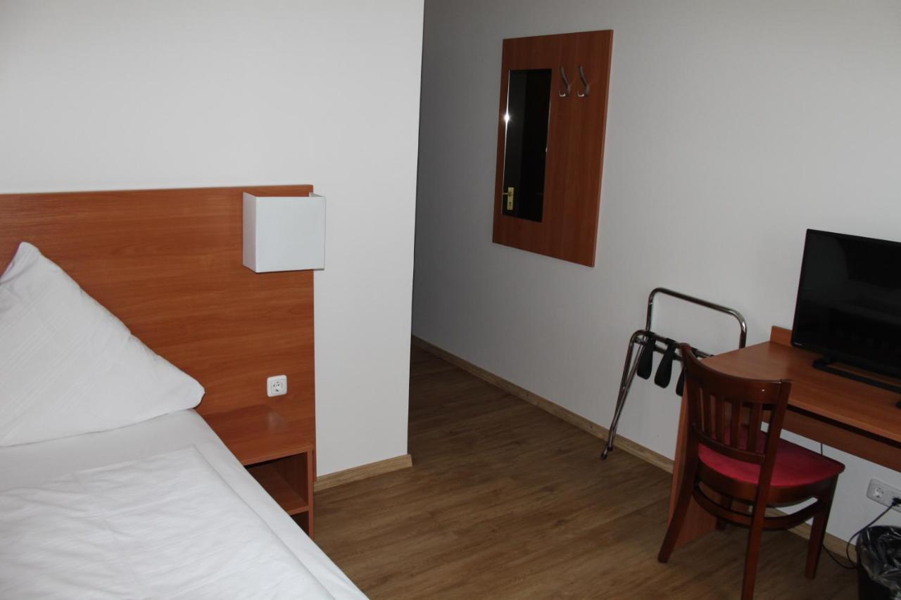 Stadt-Gut-Hotel Zum Rathaus Oberhausen Kültér fotó